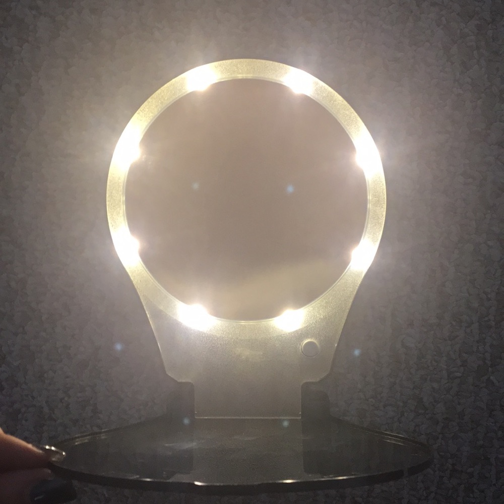 Traveling light mirror